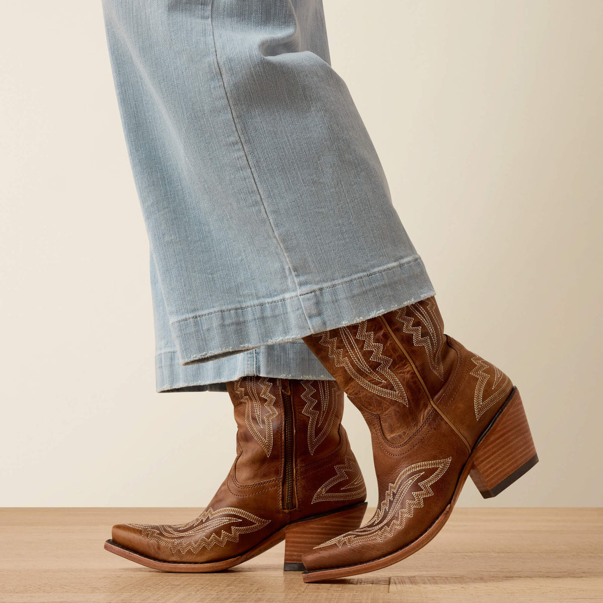 Ariat Value | Perfect Rise Clare Wide Leg Crop Jeans