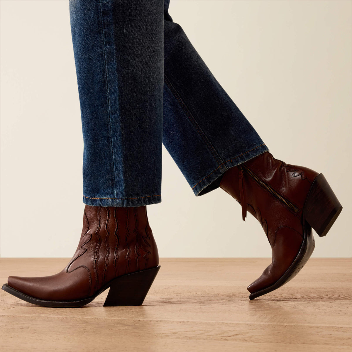Ariat Value | Ultra High Rise Relaxed Tomboy Straight Leg Jeans